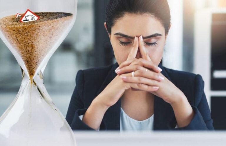Besorgte Frau am Schreibtisch mit Fokus auf Dokumenten - Sanduhr mit Gefahrenstoffe