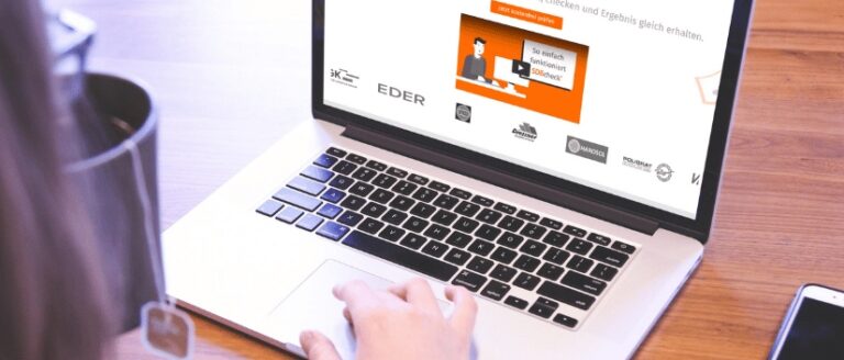 Laptop mit geöffneter SDBcheck®-Seite und Video wie SDBcheck funktioniert