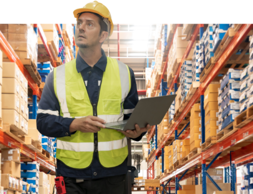 Lagerarbeiter scannt Produkte im Regal mit Laptop in der Hand