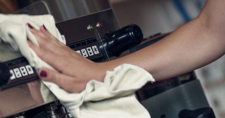 Reinigung einer Kaffeemaschine im Rahmen der Hygienekontrolle