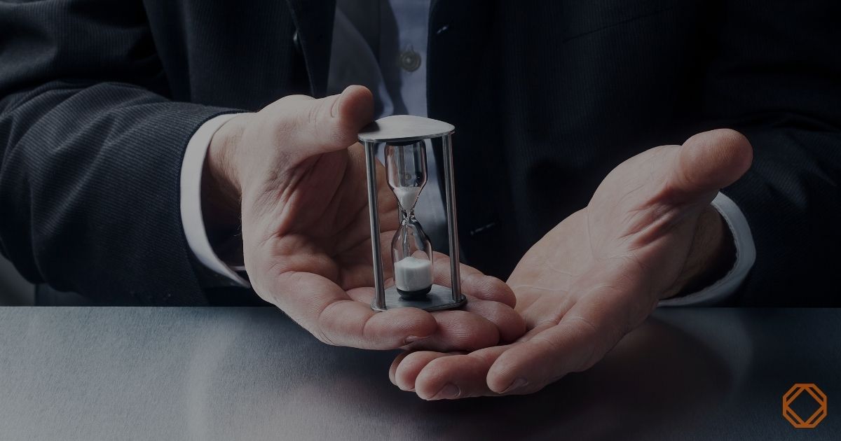 Sanduhr in Händen – Zeitersparnis durch automatisierte Sicherheitsdatenblatt-Prüfung