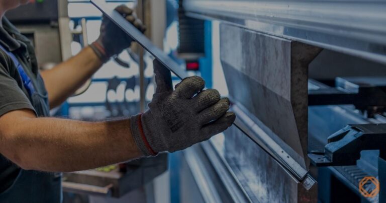 Industriearbeiter beim Bedienen einer Maschine – sicheres Arbeiten mit geprüften Gefahrstoffen durch digitale SDB-Verwaltung mit SDBcheck®