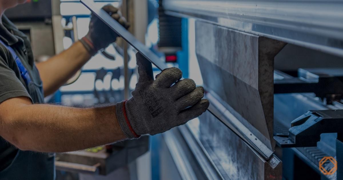 Industriearbeiter beim Bedienen einer Maschine – sicheres Arbeiten mit geprüften Gefahrstoffen durch digitale SDB-Verwaltung mit SDBcheck®